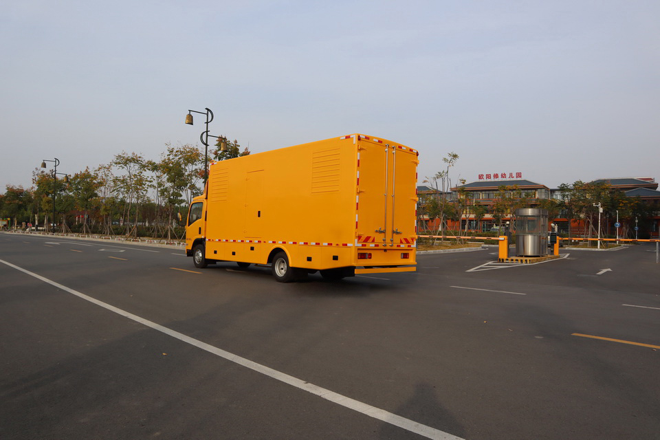 五十鈴150KW應急電源車2.JPG